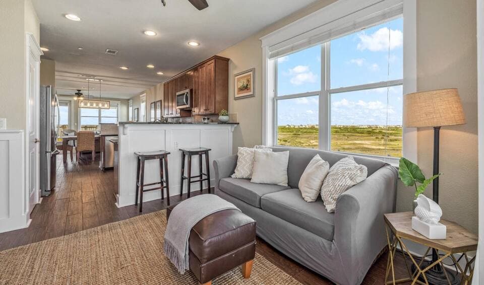 Top-Floor Condo at Pointe West 4